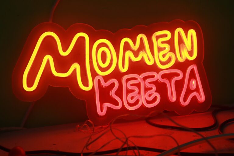 Neon Light Momen Keeta