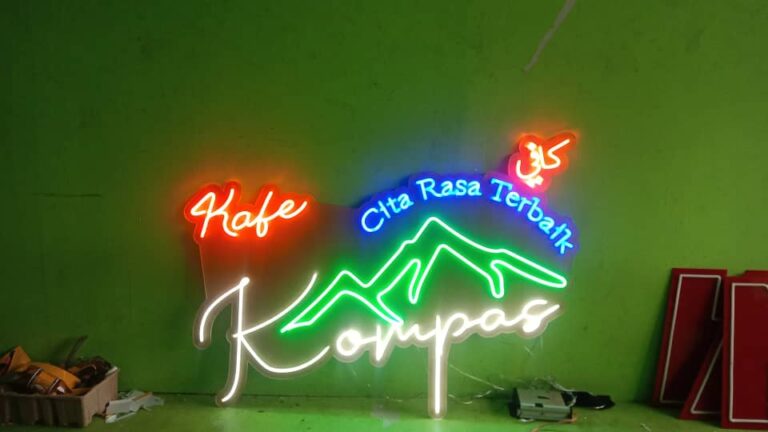 Kafe Kompas neon light